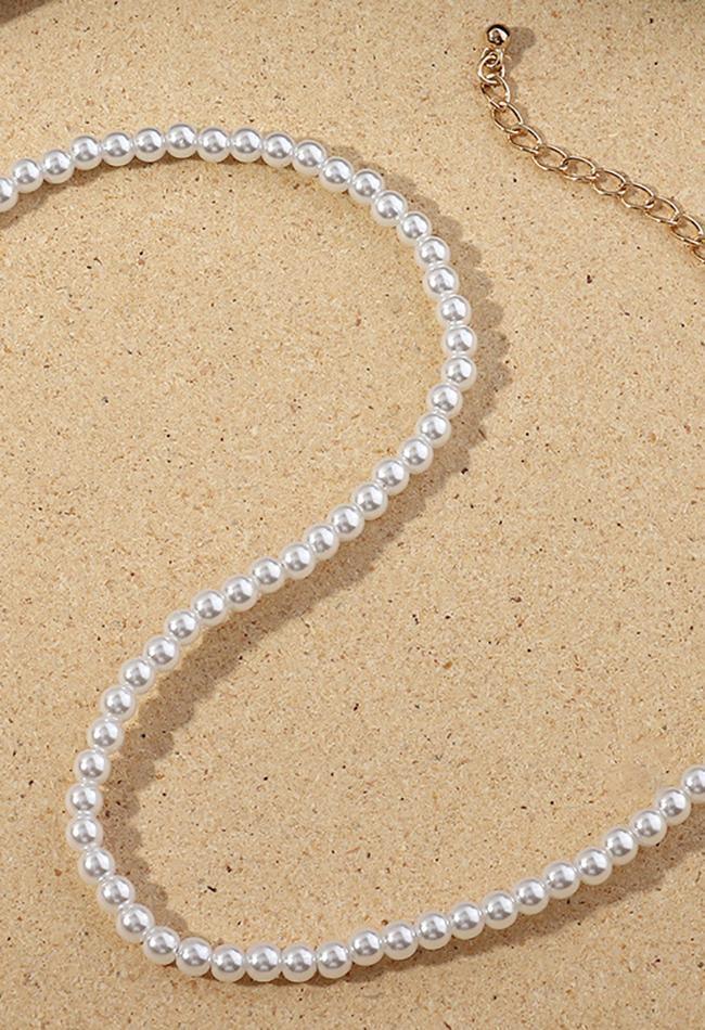 Elegant faux pearl necklace