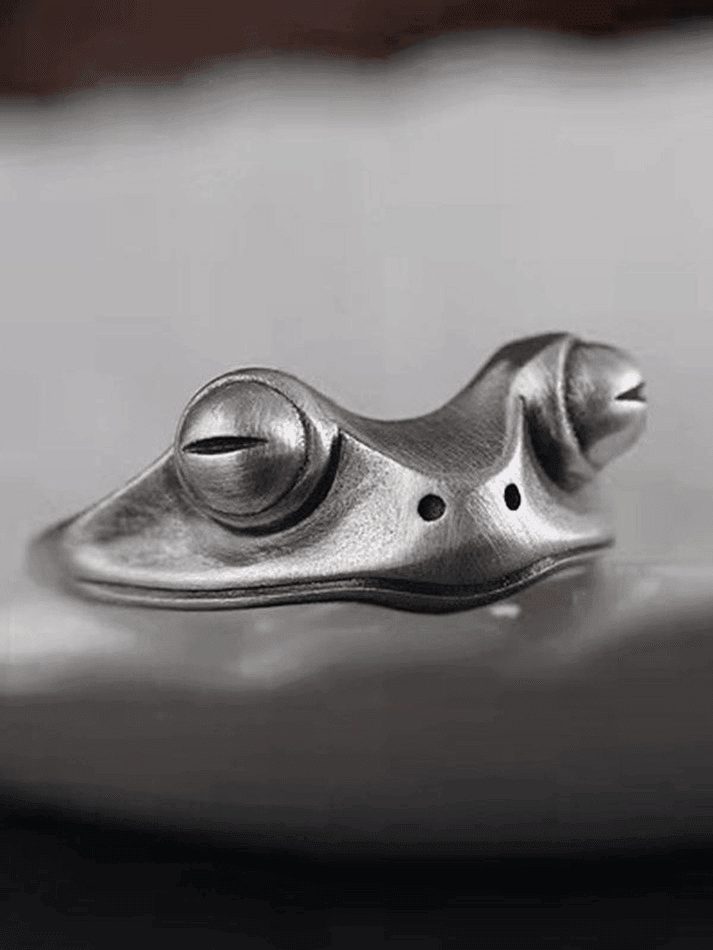 Vintage frog design cuff ring