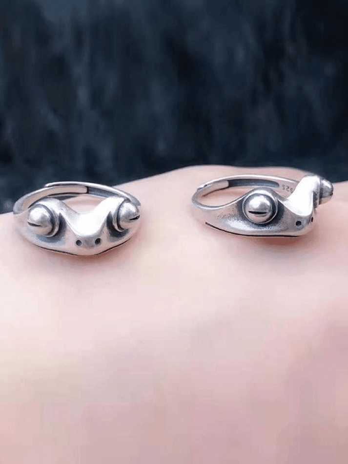 Vintage frog design cuff ring