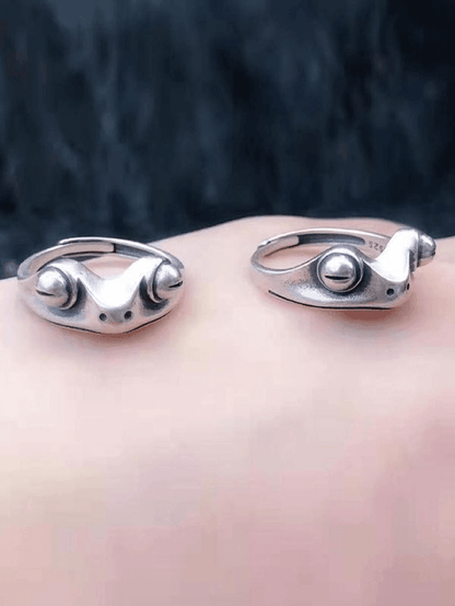 Vintage frog design cuff ring