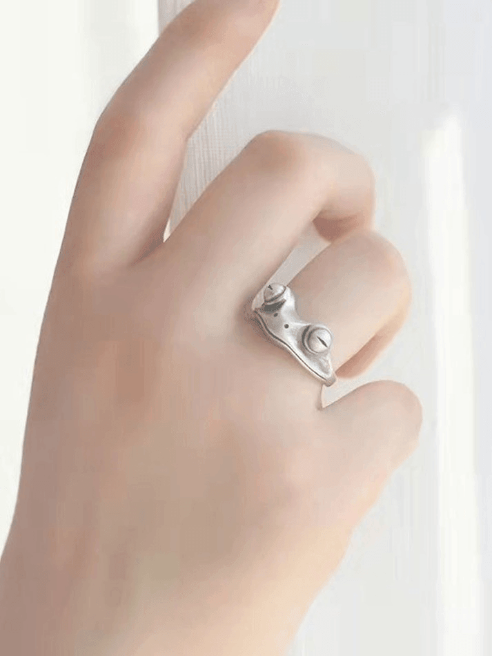 Vintage frog design cuff ring