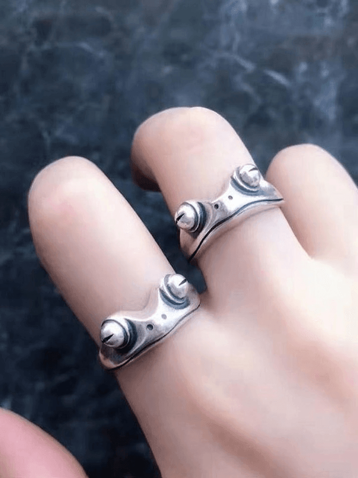 Vintage frog design cuff ring