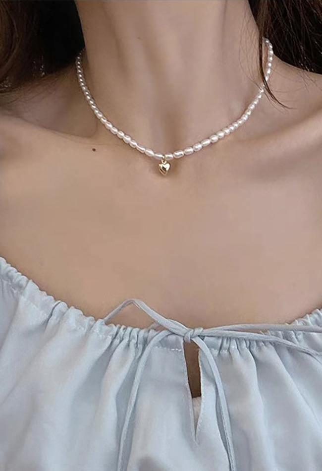 Elegant pearl pendant necklace