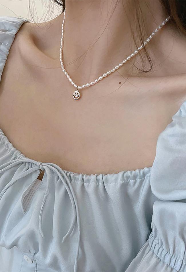 Elegant pearl pendant necklace