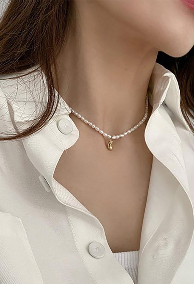 Elegant pearl pendant necklace
