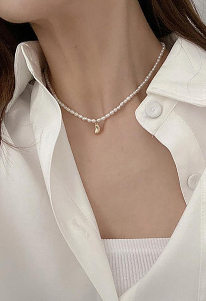 Elegant pearl pendant necklace