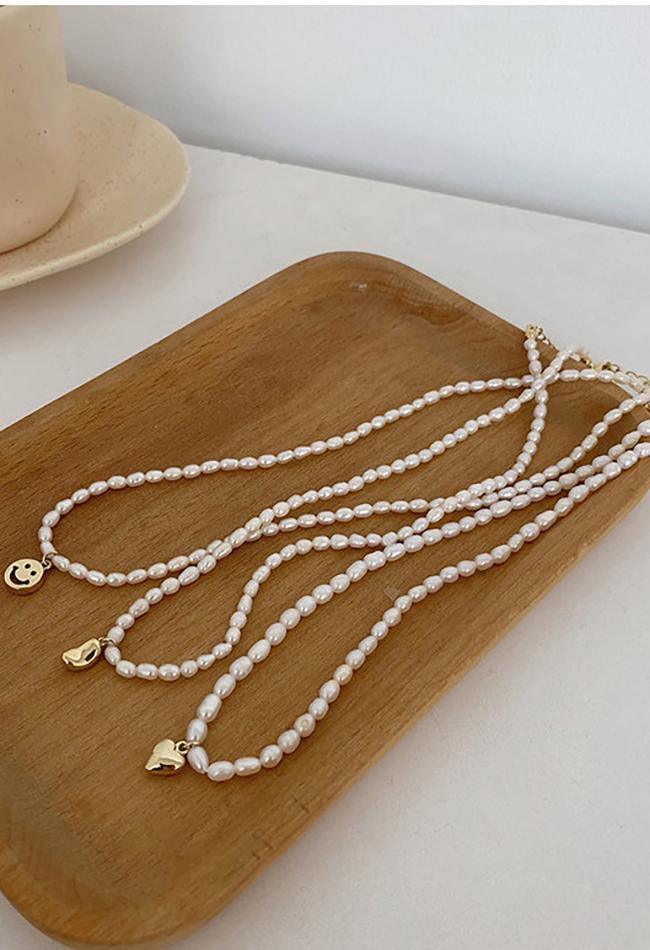 Elegant pearl pendant necklace