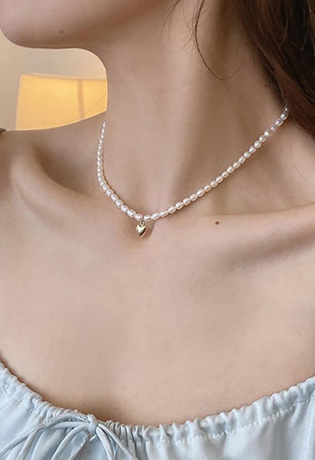 Elegant pearl pendant necklace