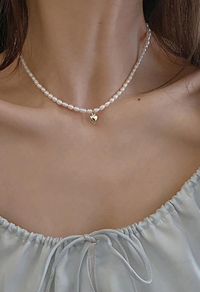 Elegant pearl pendant necklace