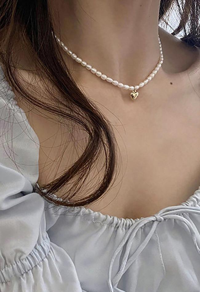 Elegant pearl pendant necklace