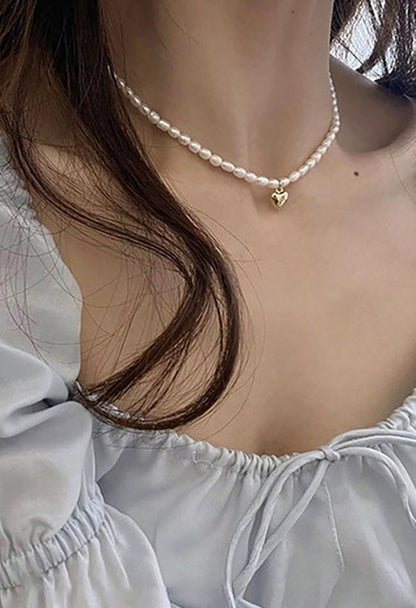 Elegant pearl pendant necklace